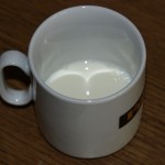 Mischbehälter mit 6 Esslöffel Milch